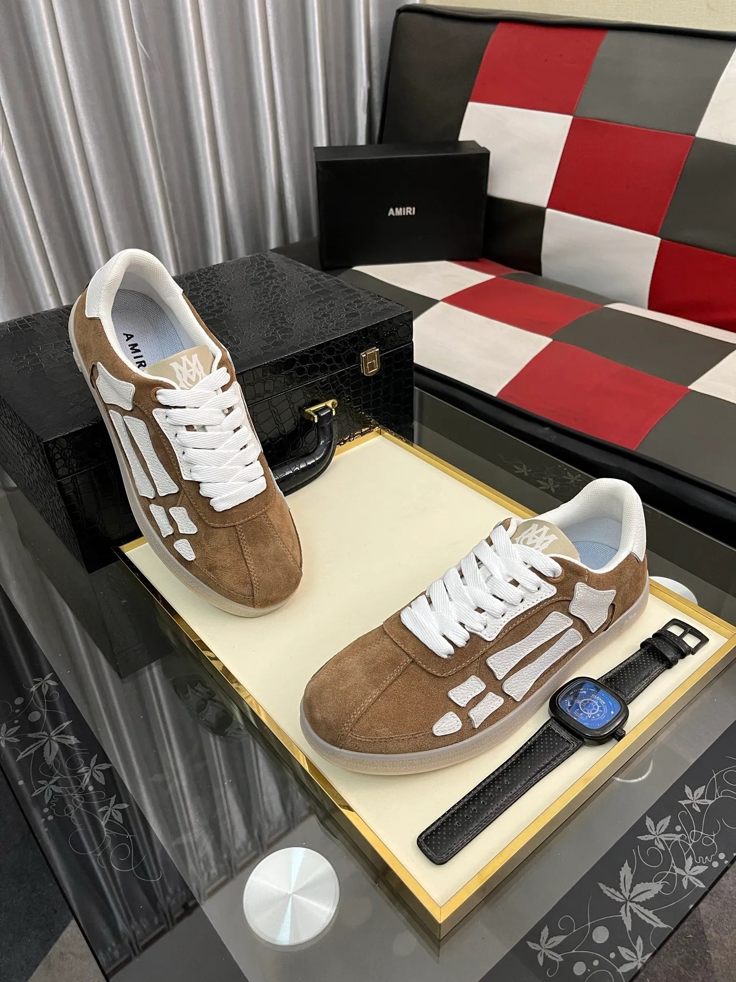 Men's shoes 💰420⌚️⌚️《AMIR*》New men's low-top casual sports sneakers bone shoes, another pair of irresistible bone shoes. Bone shoes are one of AMIRI's most popular items. They use first-layer cowhide uppers. The side bones are made of two cowhide laminations. They have a three-dimensional feel. The leather incisions are all oil-edged. Contrasting color design. Simple style. Fashionable sports. Customized metal LOGO nameplate to embellish shoelaces. Exclusive control of top version. Supports comparison. Breathable mesh lining Original rubber outsole A must-have item for daily leisure Suitable for various occasions Check it out if you are looking for high quality Super cool uppers Size: 38-445️⃣ Colors available